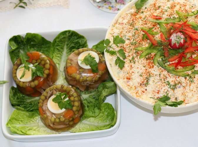 Sałatka jarzynowa i galaretki drobiowe