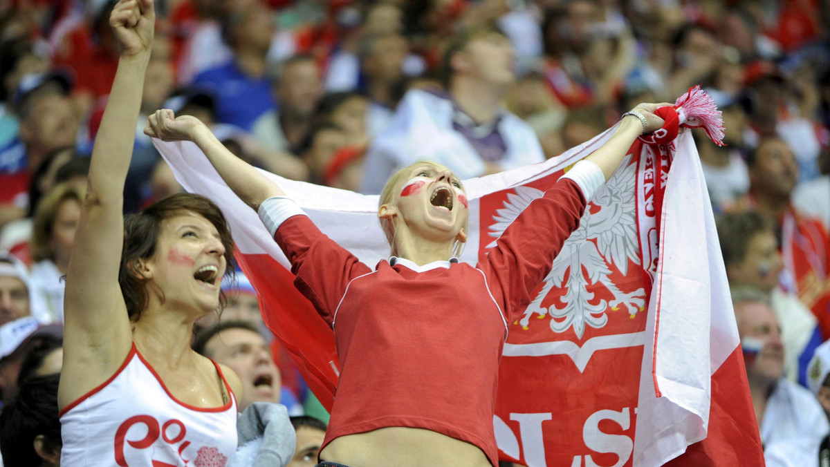 Przed rozpoczęciem Euro 2012, BBC wyemitowała materiał, w którym przedstawiła Polskę i Ukrainę jako rasitowskie i niebezpieczne kraje, z których łatwo wrócić w trumnie. Po turnieju angielscy dziennikarze musieli zrewidować swoje poglądy.