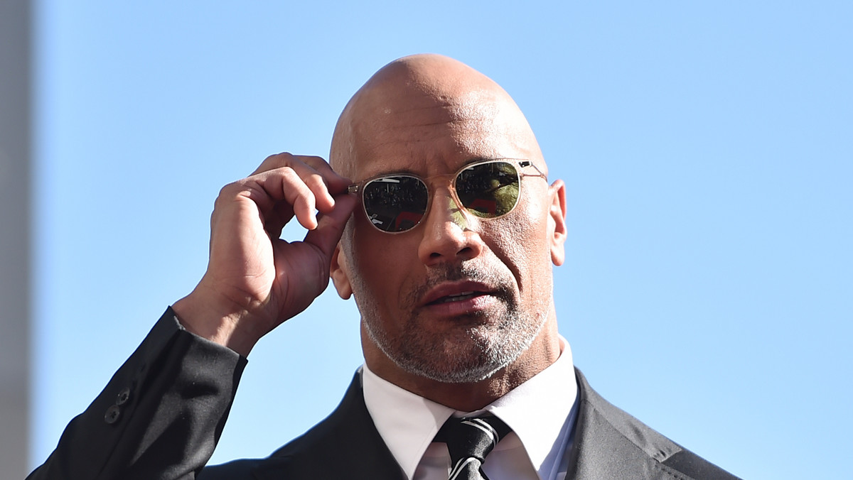 Dwayne Johnson przyznał w wywiadzie, że przed laty cierpiał na depresję. Opowiedział także o próbie samobójczej jego matki, której był świadkiem, gdy miał 15 lat. - Depresja nikogo nie dyskryminuje. Długo zajęło mi, zanim zdałem sobie sprawę, że najważniejsze to nie trzymać tego w sobie. Szczególnie my, faceci, mamy tendencję do zamykania się. Nie jesteś sam - powiedział aktor w szczerym wywiadzie.