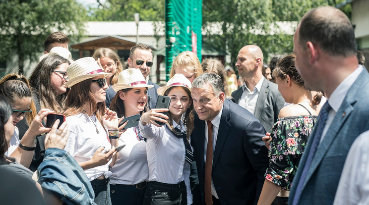 Orbán Viktortól gyakran kérnek a fiatalok egy-egy szel-fit. A Fidesz az ő szavazataikat szeretné 2022-ben. Fotó:  Orbán Viktor-FACEBOOK