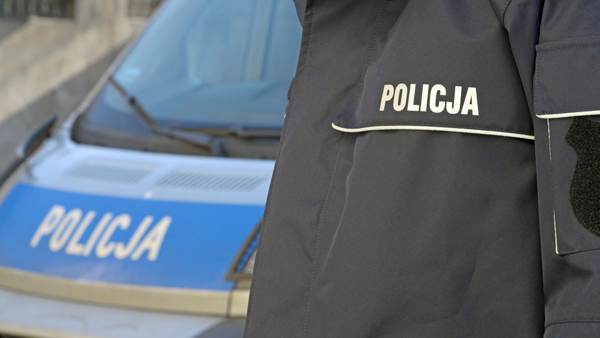 Policjanci z Wolsztyna (woj. wielkopolskie) zatrzymali poszukiwanego od 17 lat mieszkańca jednej z podwolsztyńskich miejscowości. 42-latek jest oskarżony o liczne włamania i kradzież; przed funkcjonariuszami schował się w szafie.