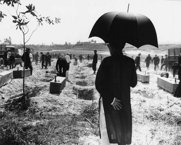 Pogrzeb poległych podczas masakry w Hue - domena publiczna