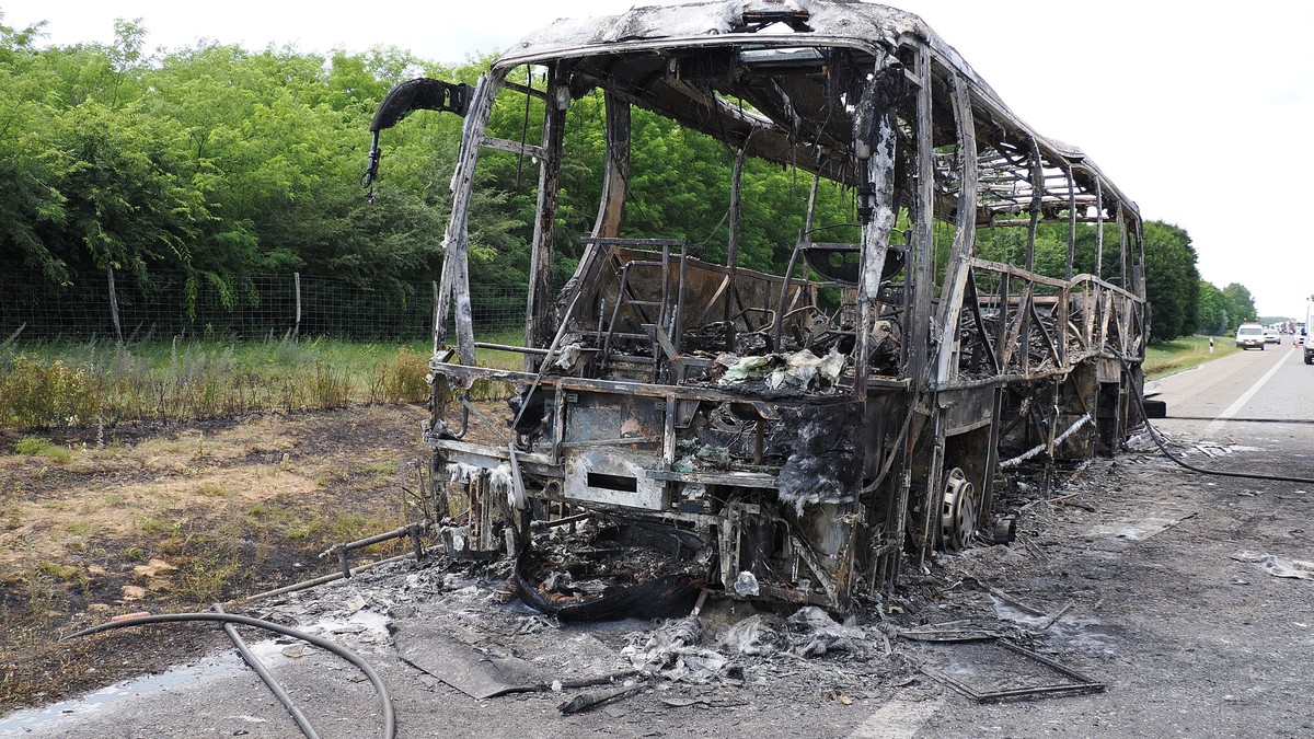 Az utolsó alkatrészig leégett az M5-ösön lángoló busz: hatalmas sor az autópályán – megdöbbentő fotók