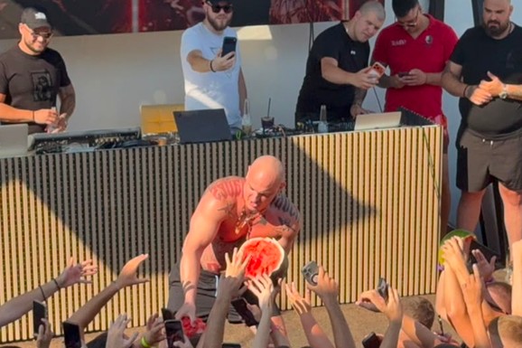 DESINGERICA IM GURA LUBENICU U USTA, PA IH POLIVA ALKOHOLOM! Publika u transu na nastupu u Crnoj Gori: Šok scene sa primorja (VIDEO)