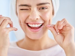 Rozpiera Cię duma, bo nitkujesz zęby? Istnieje duże ryzyko, że robisz to źle...