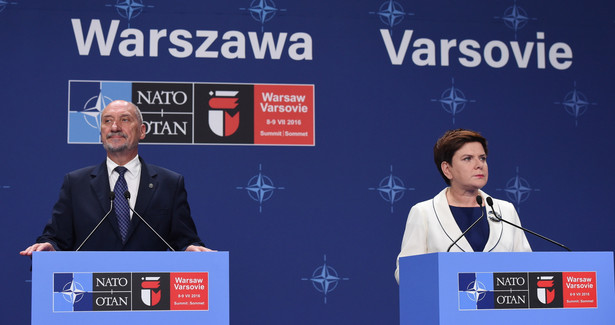 Minister obrony narodowej Antoni Macierewicz i premier Beata Szydło