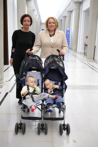 60-letnia matka bliźniąt, aktorka Barbara Sienkiewicz z dziećmi w Sejmie