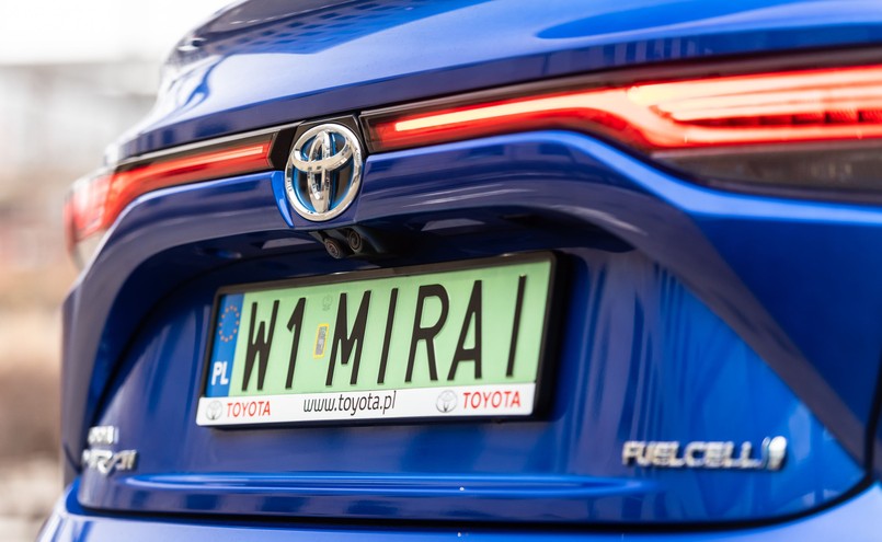 Toyota Mirai - indywidualne tablice rejestracyjne