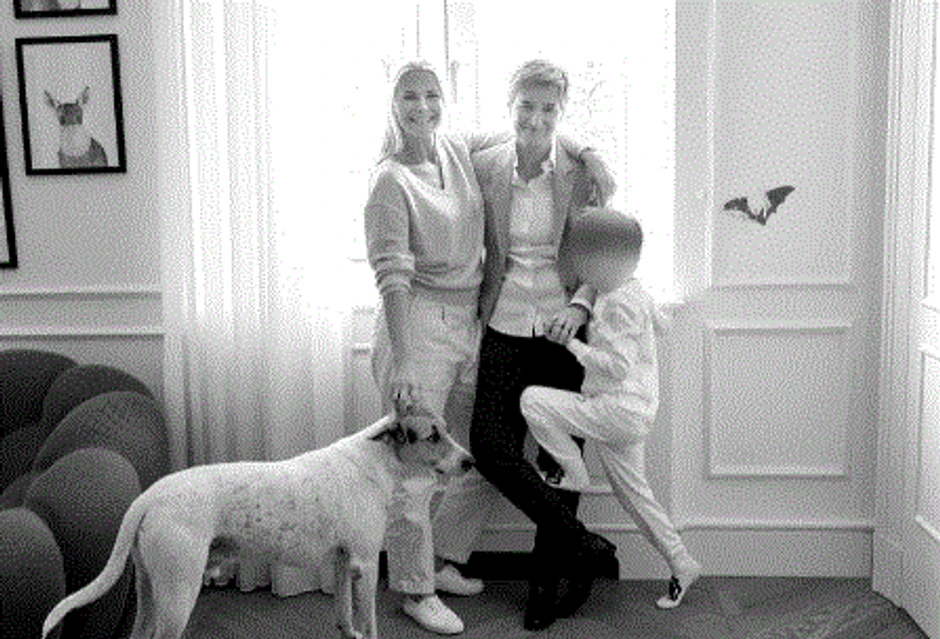 Porodična fotografija Ane Brnabić sa sinom i suprugom