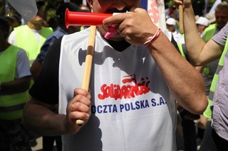 Nie chcą zwolnień. Pracownicy Poczty Polskiej protestują w Warszawie