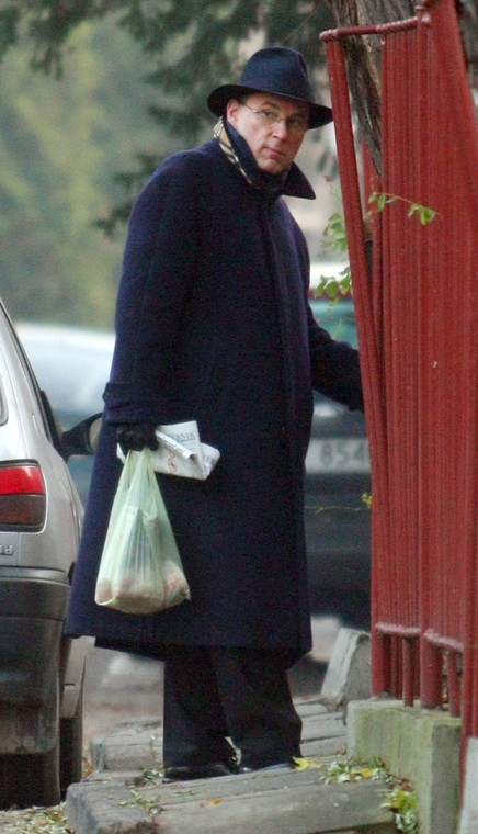 Jan Rokita wraca z zakupów