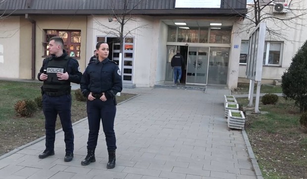 Priština, policija privela lekare
