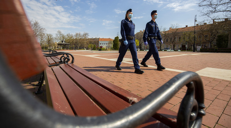 Rendőrök járőröznek Nagykanizsán, az Erzsébet téren 2020. április 11-én. /  Fotó: MTI/Varga György