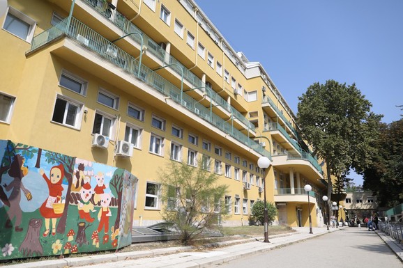 DEČAK PAO SA DRUGOG SPRATA U ŠKOLI U BEOGRADU! Otac opisao dramatične trenutke: "Bio je svestan, ali nepomičan, srce mi je tuko KAO NIKAD"