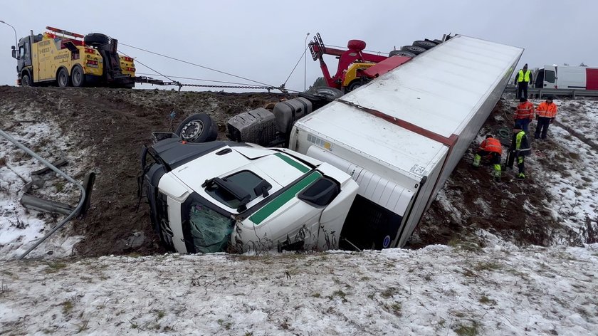 Tir w rowie pod Olsztynem. Za kierownicą 21-latka