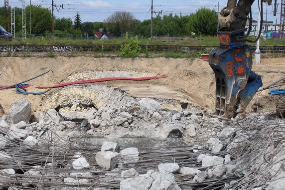 Jeden z tuneli kolejowych z początku XX w. jest właśnie burzony. Według PKP PLK — ze względu na zły stan techniczny