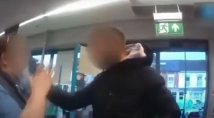 Agresszív brit férfi letépi a bolti eladó maszkját