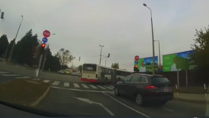 Kis híján balesetet okozott: utasokkal hajtott át a piros lámpán egy buszos