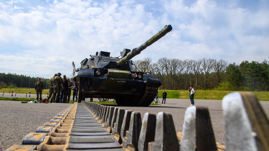 Ukraińscy żołnierze przy czołgu Leopard 1