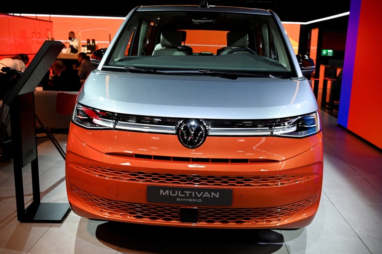 Volkswagen VW Multivan eHybrid EPA/SASCHA STEINBACH Dostawca: PAP/EPA.