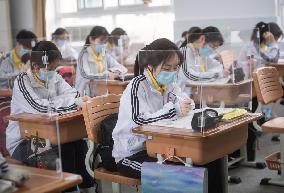 Dzieci w Chinach wróciły do szkół. Jak wyglądają realia nauczania po koronawirusie?