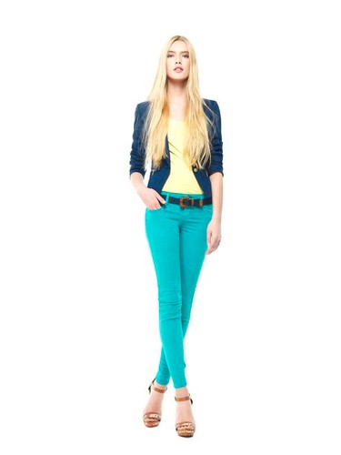 Gorące trendy: kolorowe spodnie