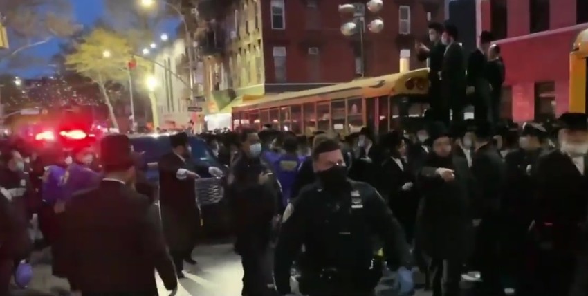 Policija rastura skup