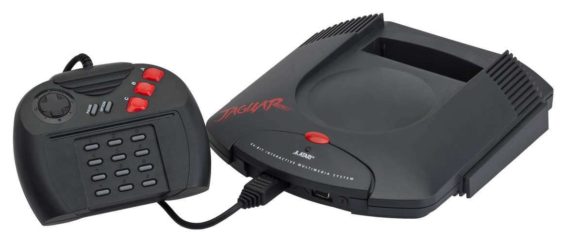 <b>Atari Jaguar (1993)</b>
<br><br>
Dla amerykańskiej firmy Atari, Jaguar był ostatnią szansą, aby przywrócić firmie dawny blask. Niestety producent konsoli nie wykorzystał swojej szansy. Jaguar został dobrze przyjęty przez media i recenzentów, ale z powodu niewielkiej ilości dostępnych tytułów ostatecznie przegrał z SNES'em i Segą Mega Drive. Na świecie sprzedano zaledwie 250 tysięcy egzemplarzy konsoli.
<br><br>
(fot. Wikimedia Commons, Evan-Amos)
