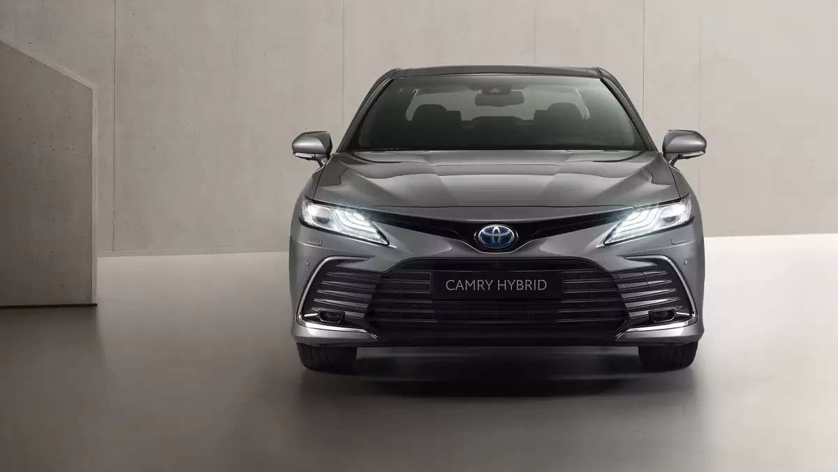 Toyota Camry Hybrid po face liftingu