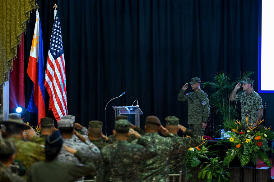 Żołnierze podczas ceremonii zamknięcia wspólnych ćwiczeń wojskowych USA i Filipin Balikatan,  28 kwietnia 2023 r.