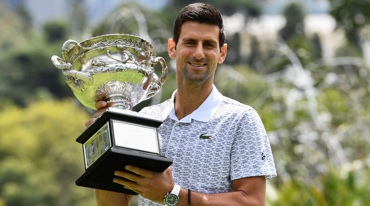 Novak Djokovic az Australian Open megnyerése után a telepen edzett rajongóival / Fotó: Northfoto