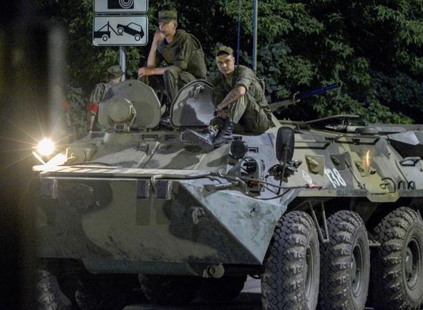 Rosyjscy żołnierze blokują ulicę w centrum Rostowa nad Donem, południowa Rosja. 24 czerwca 2023 r.