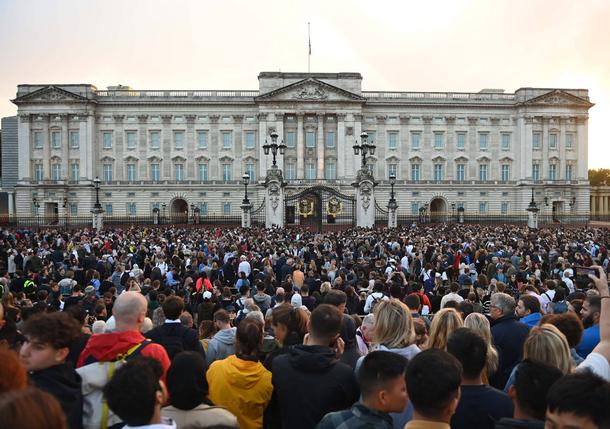Ludzie gromadzą się u bram Pałacu Buckingham po oficjalnym ogłoszeniu śmierci królowej Elżbiety II.