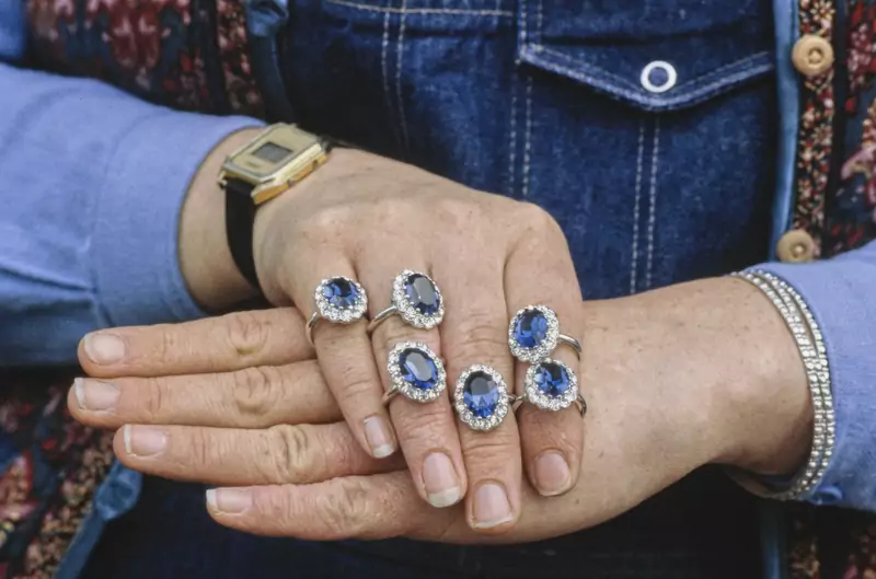 Na zdjęciu widoczne są repliki pierścionka zaręczynowego Diany / Tim Graham Photo Library