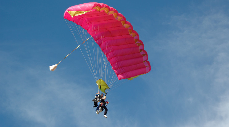 Skydiving során hunytak el /Illusztráció: Northfoto