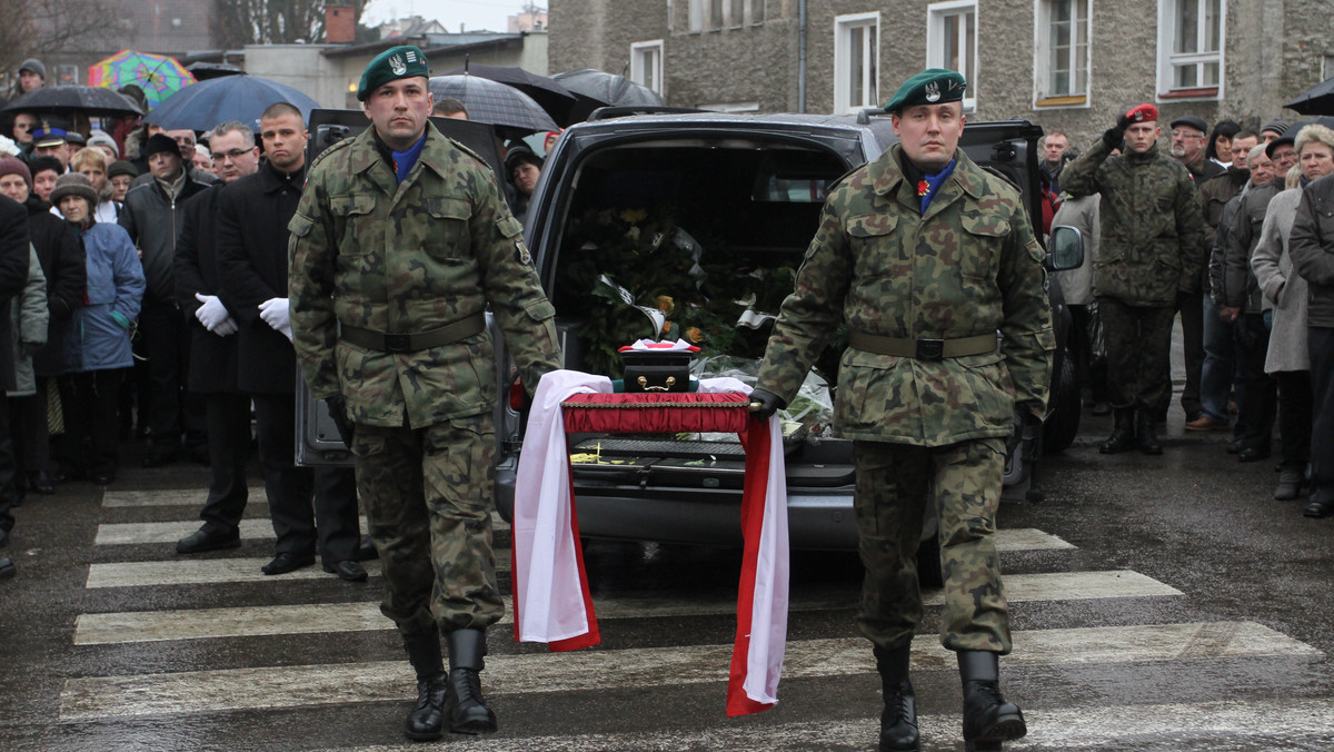 Dzisiaj poinformowano, że zmarł znany dziennikarz Michał Sumiński. Wczoraj odbyły się z kolei pogrzeby polskich żołnierzy zabitych w ubiegłym tygodniu w Afganistanie. Przeczytaj o najważniejszych i najciekawszych wydarzeniach weekendu.