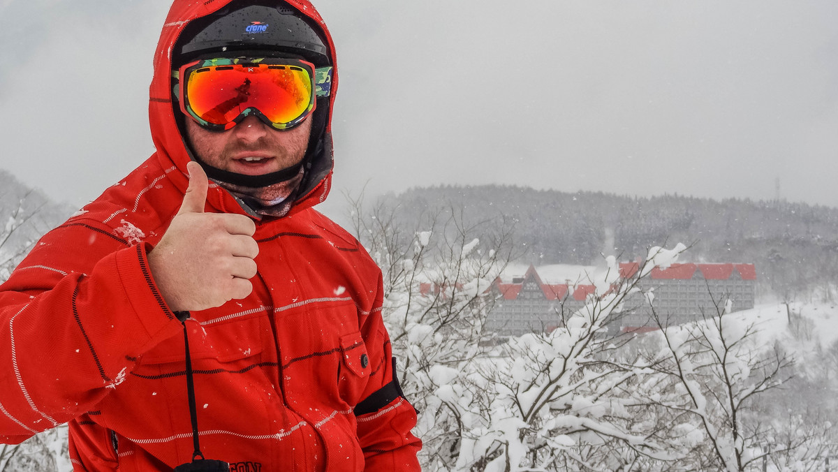 Śnieg w Japonii, a nie kwitnące wiśnie? Snowboard i narty? Czapka i rękawiczki? A gdzie drewniane japonki, kimono i sushi? Japonia to świetny kierunek na zimę - z Warszawy ruszają bezpośrednie loty do Tokio. Może to tam powinieneś wybrać się na narty?