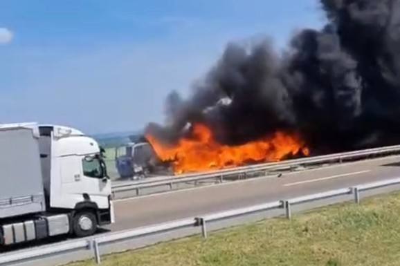 (VIDEO) JEZIV PRIZOR NA AUTO-PUTU BEOGRAD-NIŠ! Zapalio se kamion kod Markovca, plamen bukti na sve strane, GUST DIM PREKRIO KOLOVOZ: Saobraćaj obustavljen, stvara se gužva!