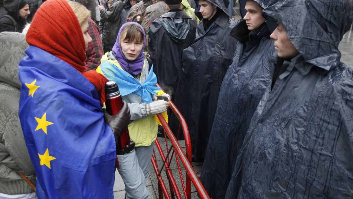 Ukraińska milicja brutalnie rozprawia się z uczestnikami akcji poparcia dla umowy stowarzyszeniowej Ukraina-UE, którzy rozstawiają namioty na głównych placach miast we wschodniej części kraju – donoszą lokalne media.