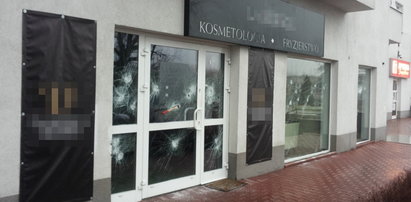 Siekiera poszła w ruch! Kto zrujnował salon kosmetyczny?