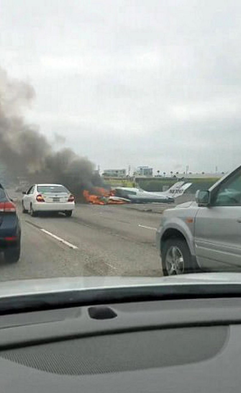 Samolot rozbił się na autostradzie 