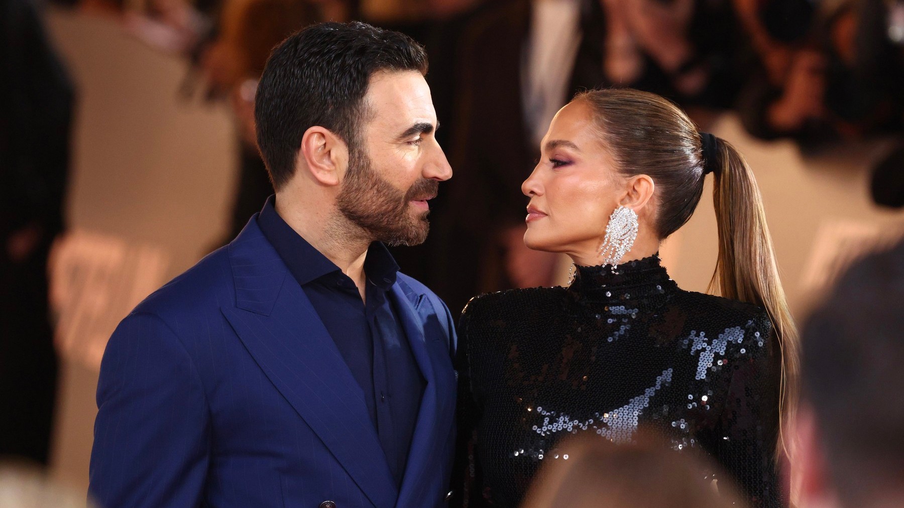 Je opäť šťastná a zdá sa, že aj zamilovaná: Jennifer Lopez randí podľa najnovších informácií so svojím kolegom. Jej srdce si získal britský herec Brett Goldstein