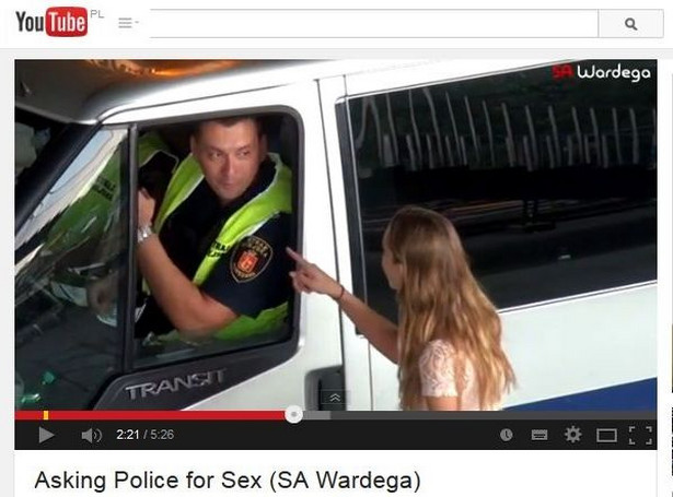 Atrakcyjna blondynka oferuje darmowy seks warszawskim policjantom [WIDEO]