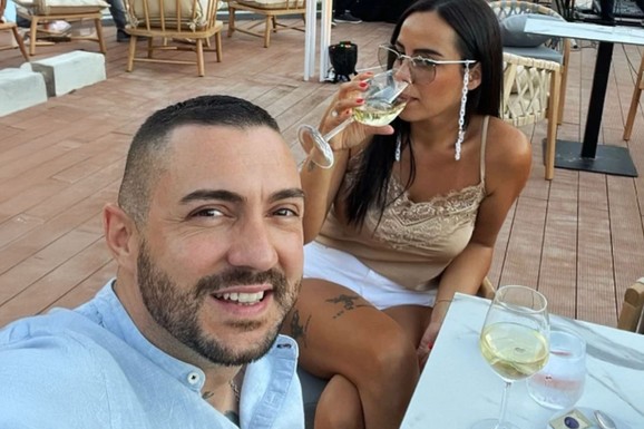 U DVORIŠTU BAZEN, UNUTRA UMETNIČKA DELA I CRNA KUHINJA U ovoj luksuznoj kući u Crnoj Gori Jodžir živi sa ženom Irenom i decom: "Ceo život je zaljubljen u mene"