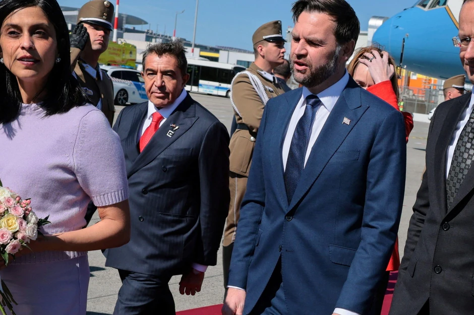 Paolo Zamoli (u sredini fotografije) u društvu američkog potpredsednika Džej Di Vensa tokom nedavnog boravka u Mađarskoj | Foto: REUTERS/Jonathan Ernst/Pool