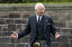 Król Karol III przerywa leczenie onkologiczne. Co na to jego lekarze?