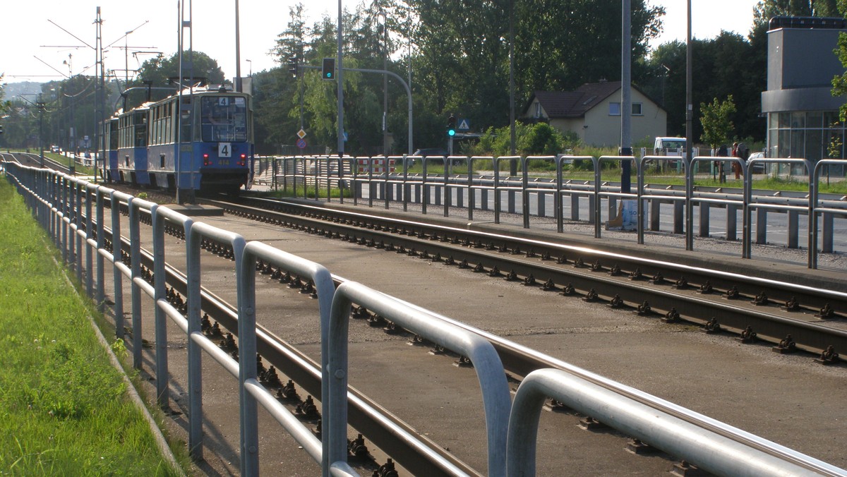 Drogowcy sprawdzają, skąd w ostatnim czasie tyle wykolejeń tramwajów w Krakowie. W ciągu ostatniego tygodnia tramwaje wypadały z szyn aż dziewięć razy, w różnych częściach miasta. Efektem był całkowity paraliż komunikacyjny, nierzadko w godzinach szczytu - informuje Radio Kraków.