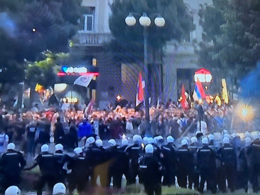 Napad na policiju kod Predsedništva