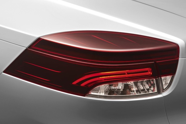 Poza seksapilem producent zachwala też wytrzymałość (o 80 procent sztywniejsze nadwozie w porównaniu do starego megane II cc) i praktyczne cechy swojego dzieła