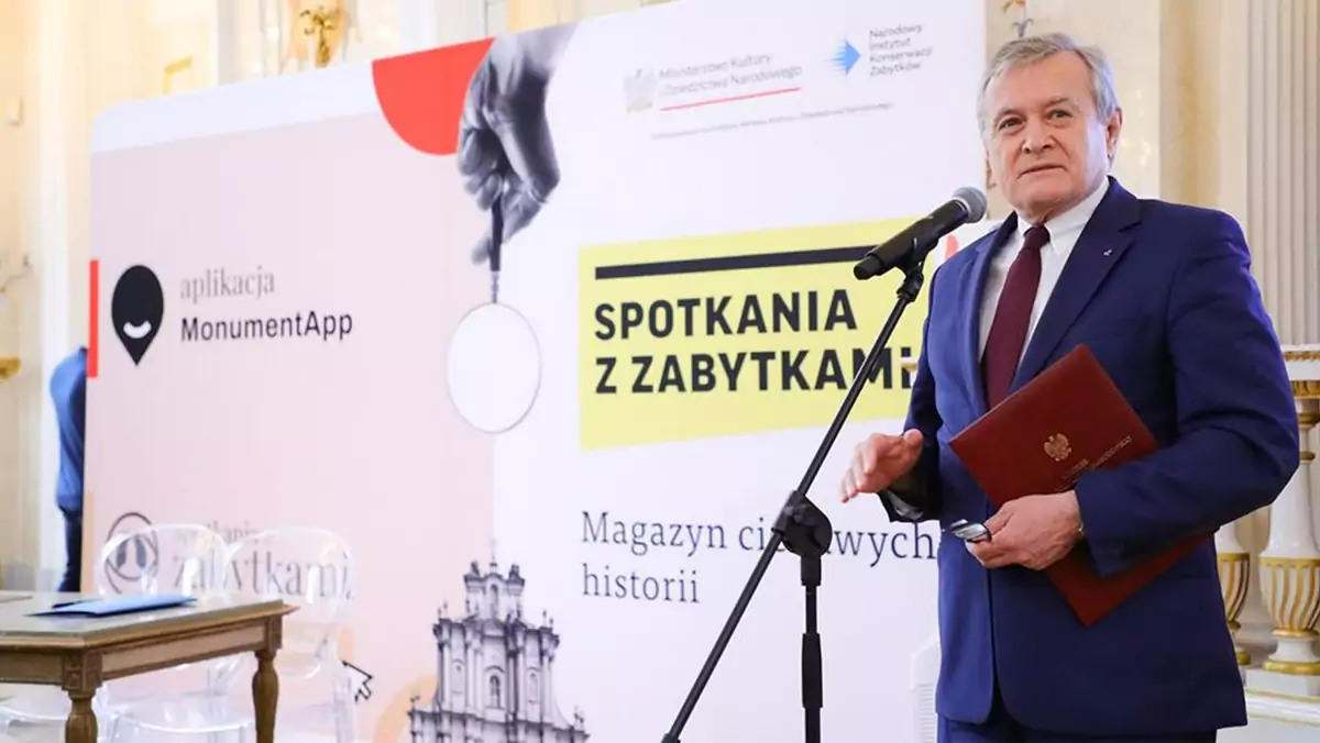 Minister Kultury i Dziedzictwa Narodowego Piotr Gliński przedstawia aplikację MonumentApp